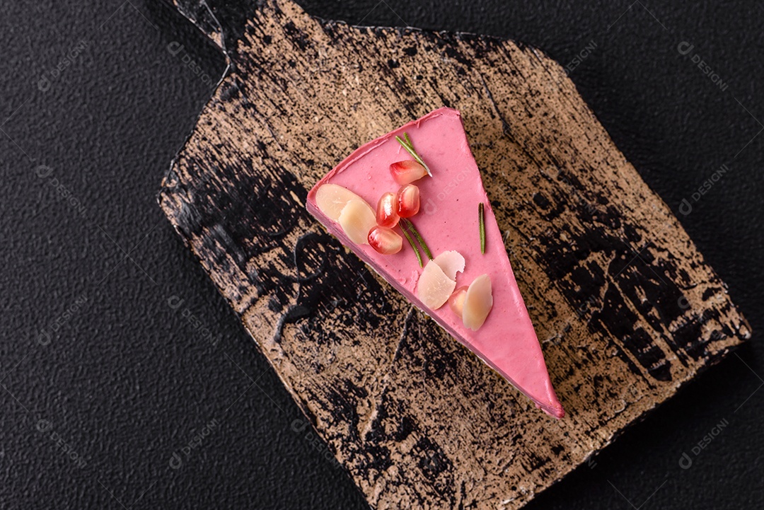 Faita de bolo em uma mesa de concreto