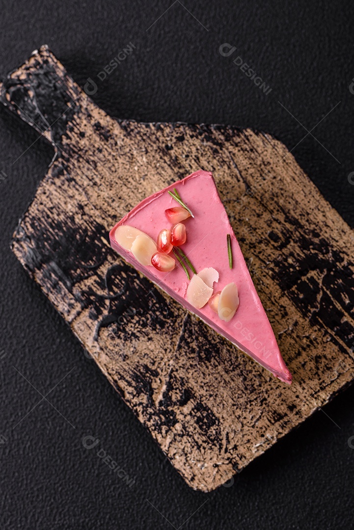 Faita de bolo em uma mesa de concreto