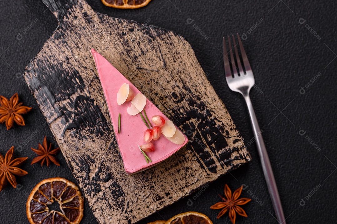 Faita de bolo em uma mesa de concreto