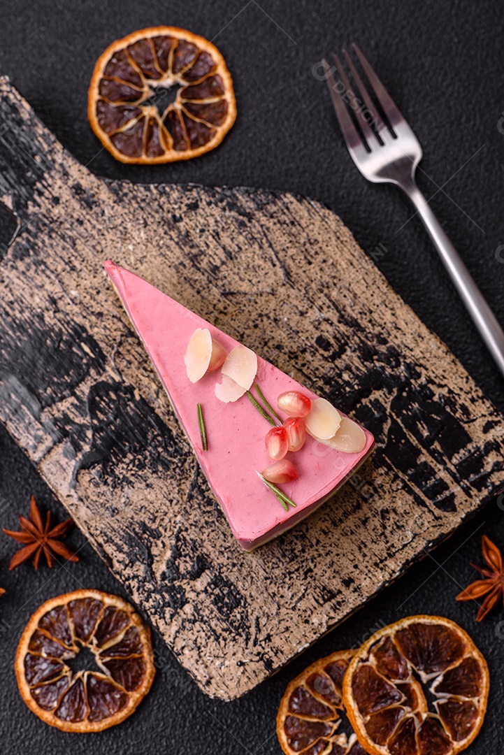 Faita de bolo em uma mesa de concreto