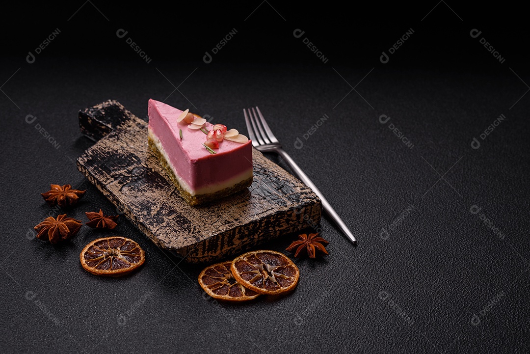 Faita de bolo em uma mesa de concreto