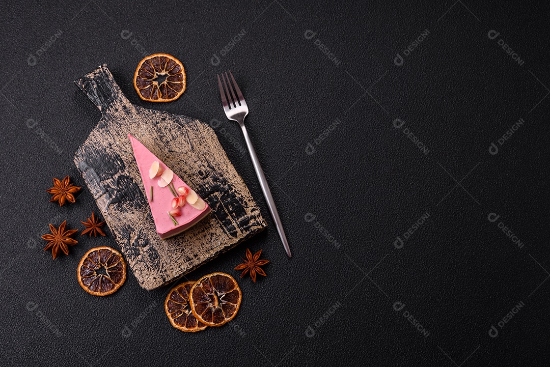Faita de bolo em uma mesa de concreto
