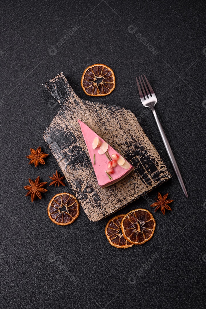 Faita de bolo em uma mesa de concreto
