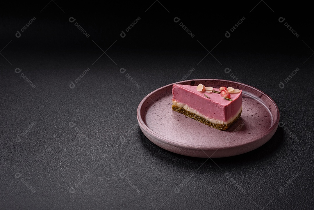 Faita de bolo em uma mesa de concreto