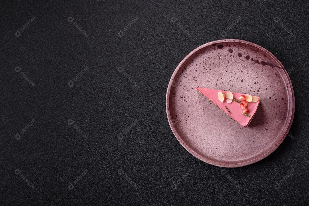 Faita de bolo em uma mesa de concreto