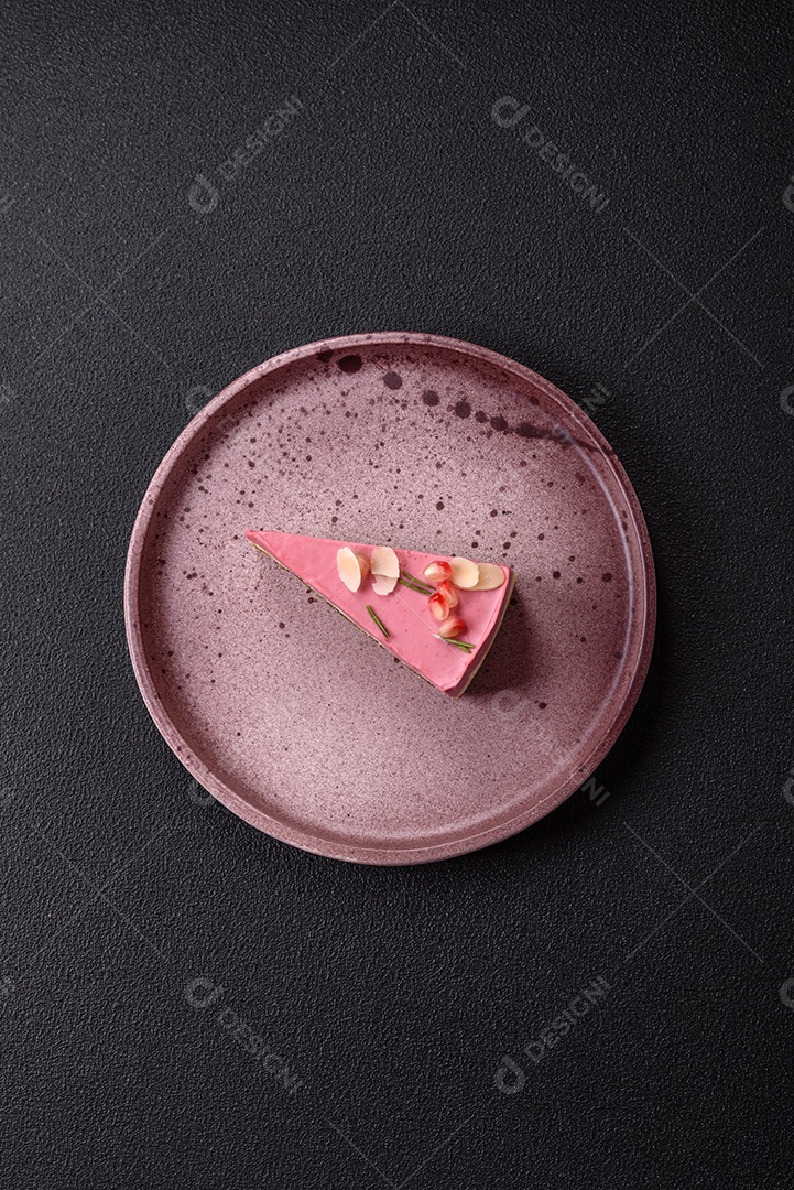 Faita de bolo em uma mesa de concreto