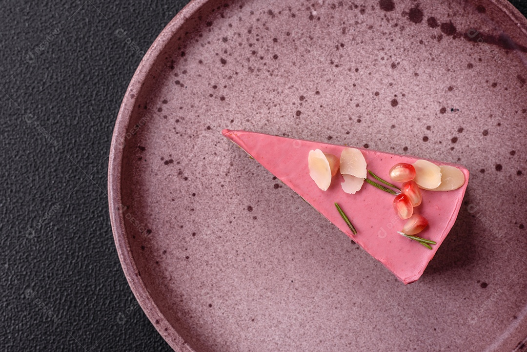 Faita de bolo em uma mesa de concreto