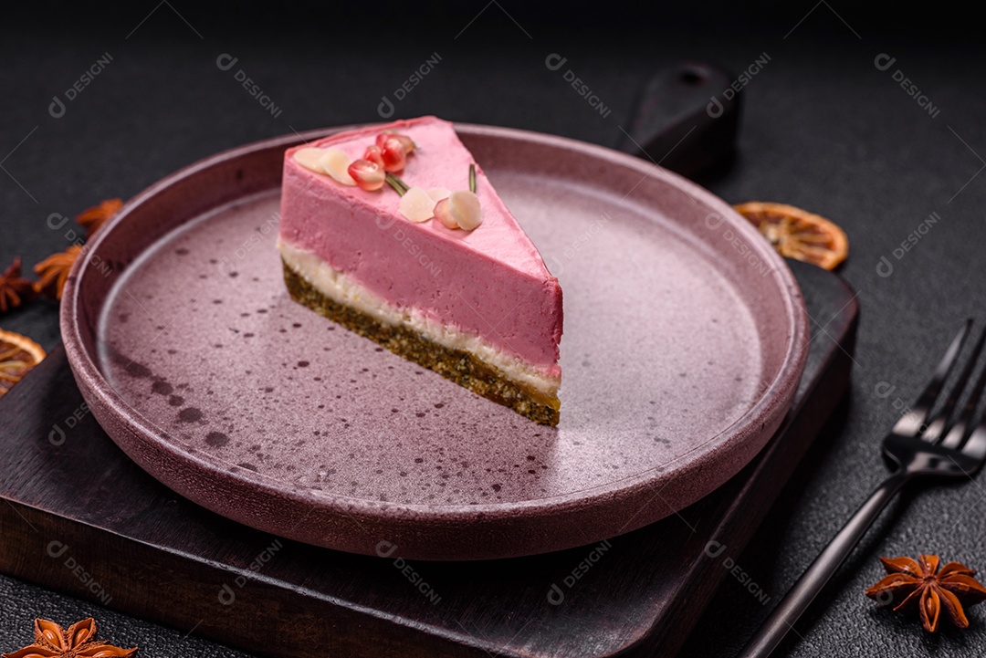 Faita de bolo em uma mesa de concreto