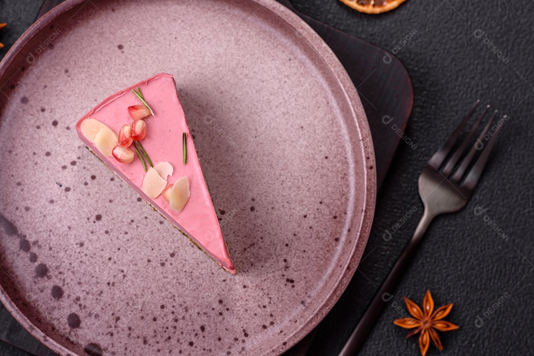 Faita de bolo em uma mesa de concreto