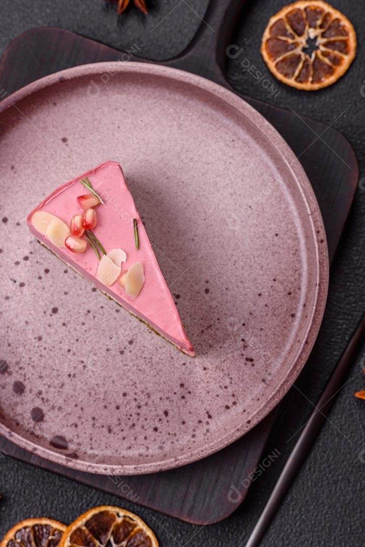 Faita de bolo em uma mesa de concreto