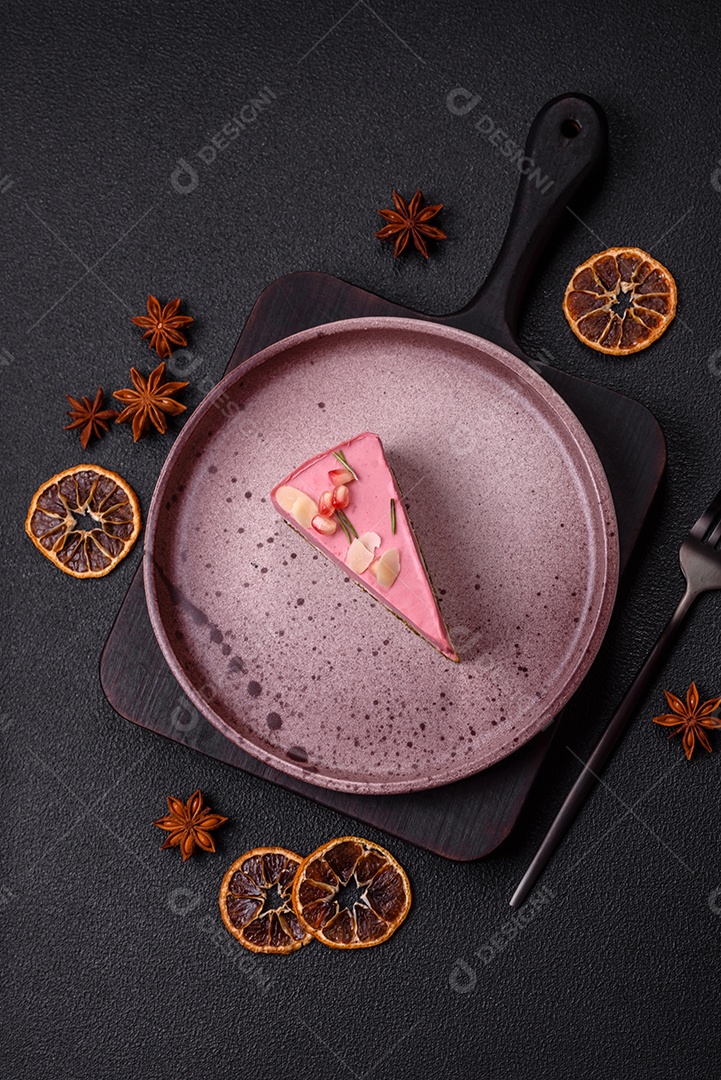 Faita de bolo em uma mesa de concreto