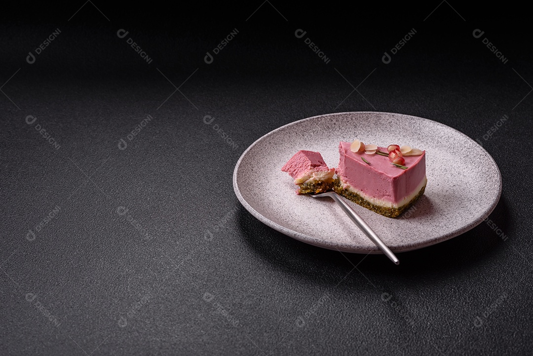 Faita de bolo em uma mesa de concreto