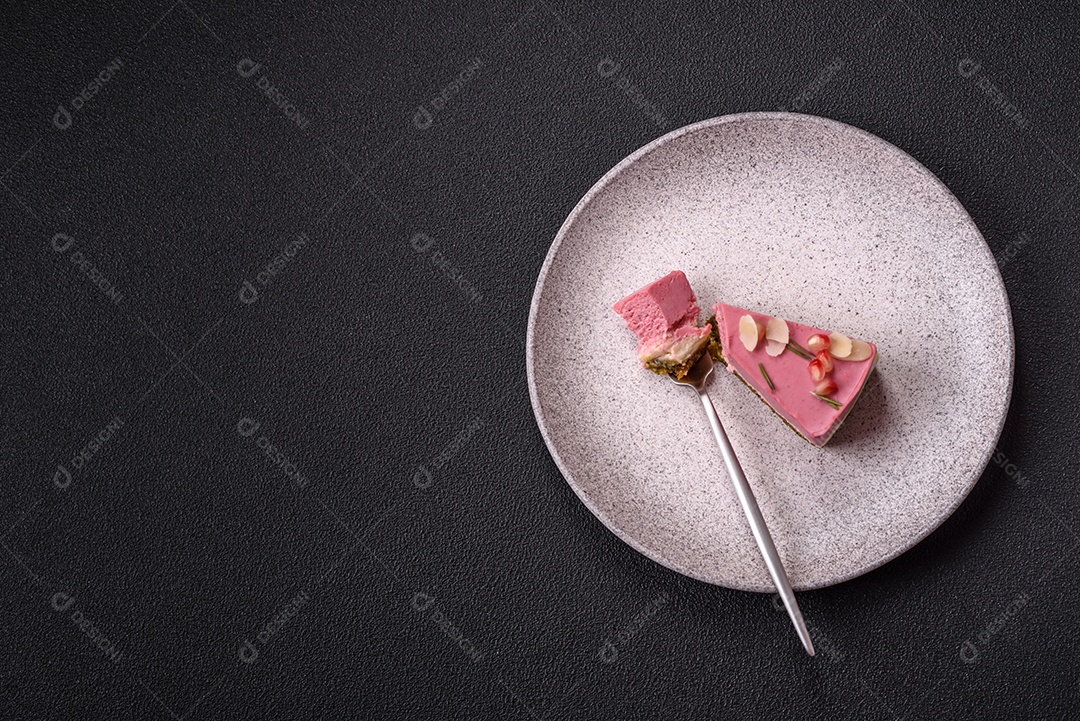 Faita de bolo em uma mesa de concreto