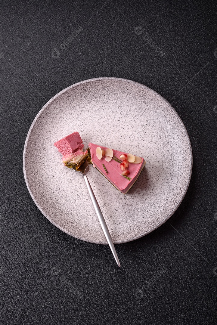 Faita de bolo em uma mesa de concreto