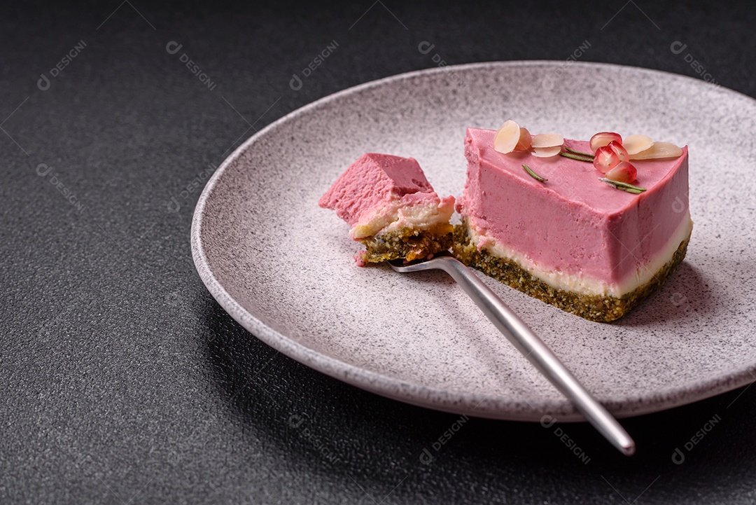 Faita de bolo em uma mesa de concreto