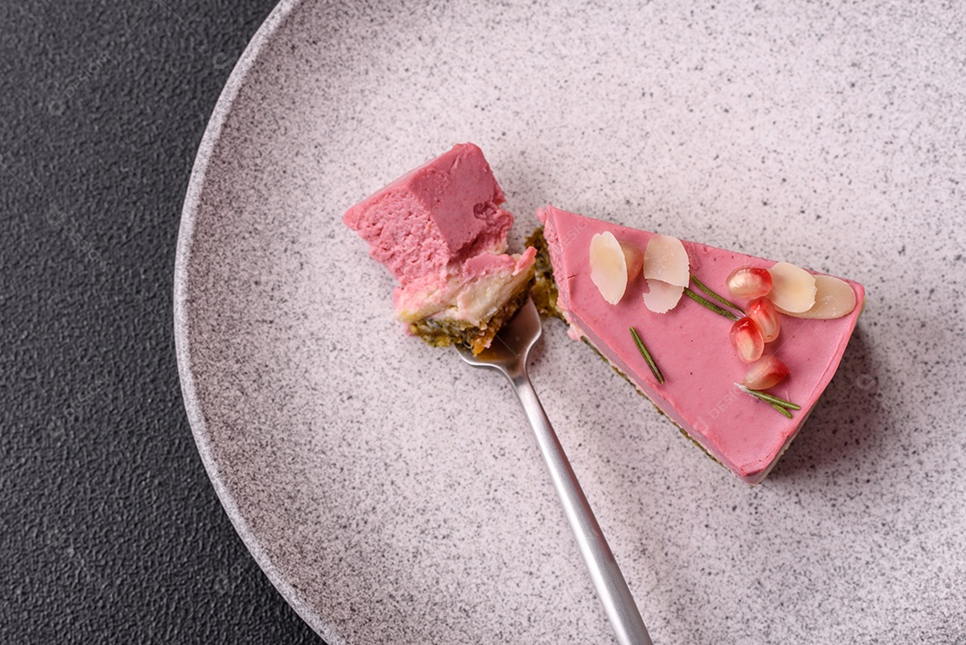 Faita de bolo em uma mesa de concreto