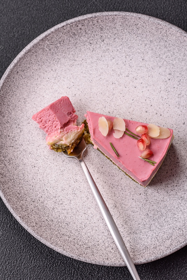 Faita de bolo em uma mesa de concreto