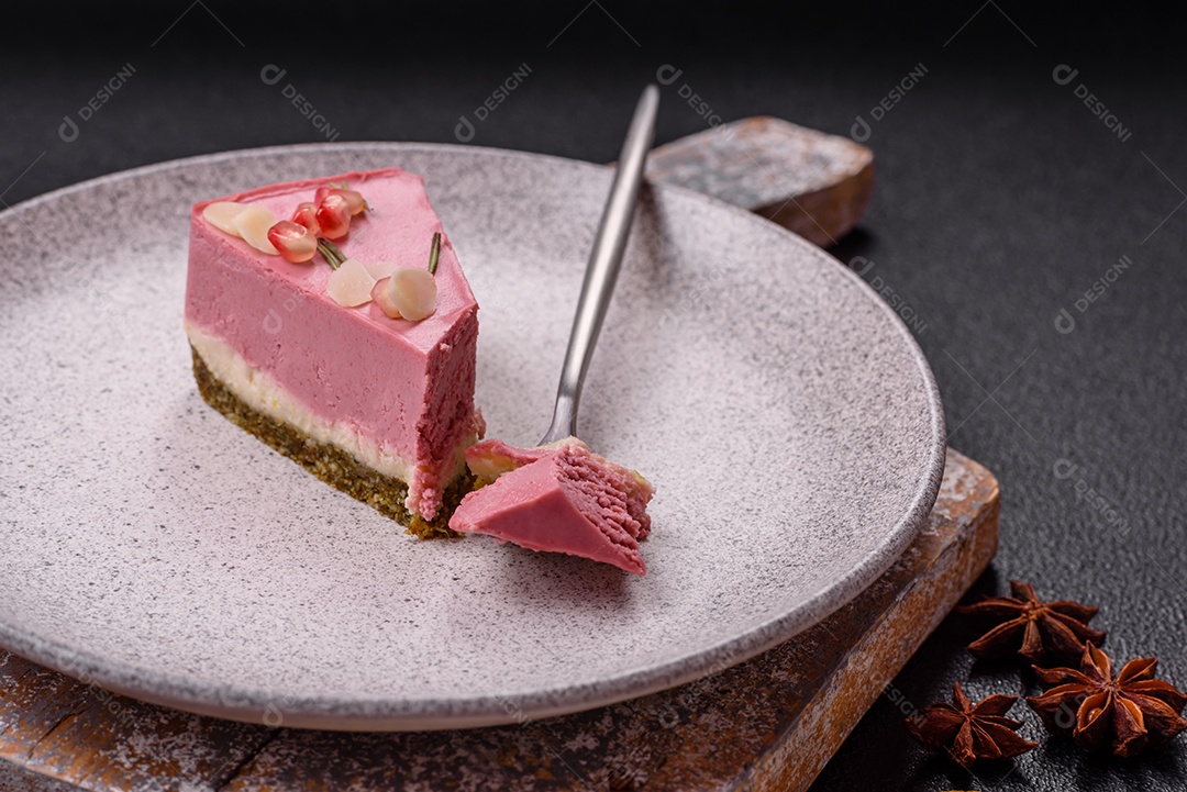 Faita de bolo em uma mesa de concreto