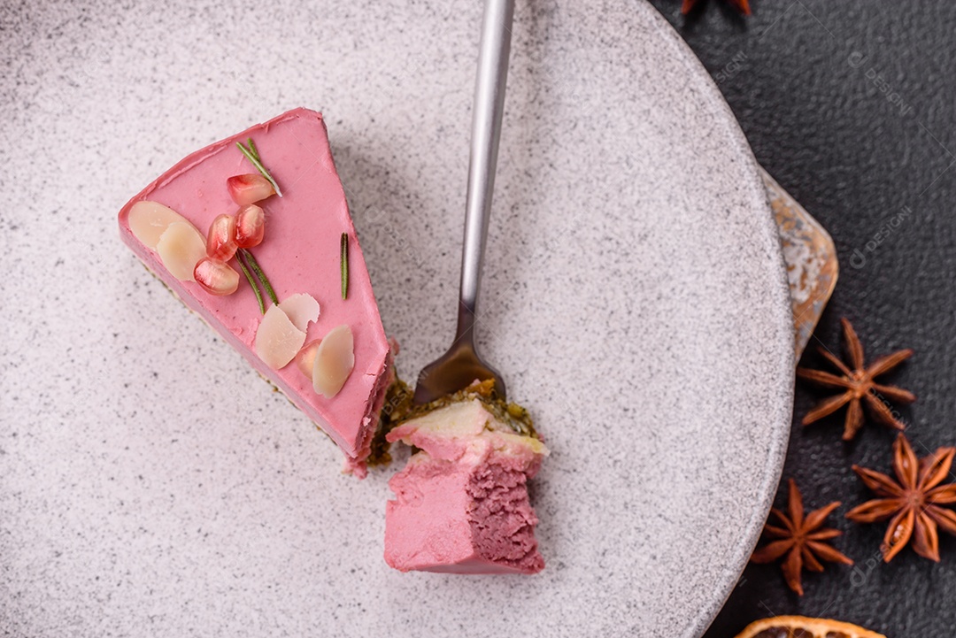 Faita de bolo em uma mesa de concreto