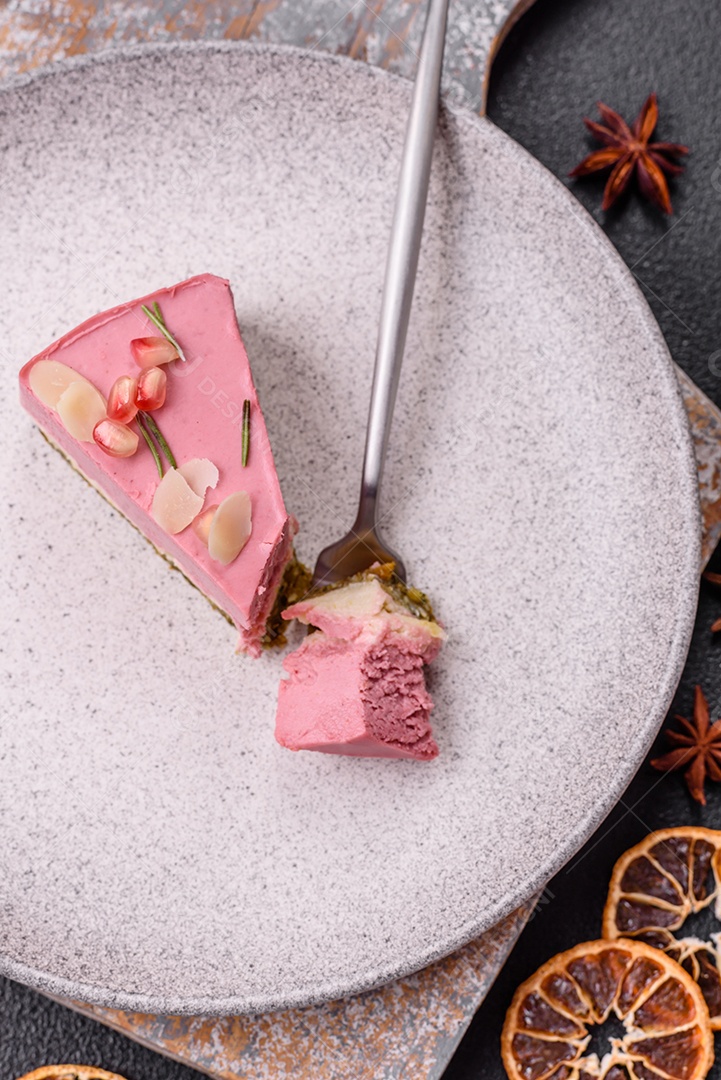 Faita de bolo em uma mesa de concreto