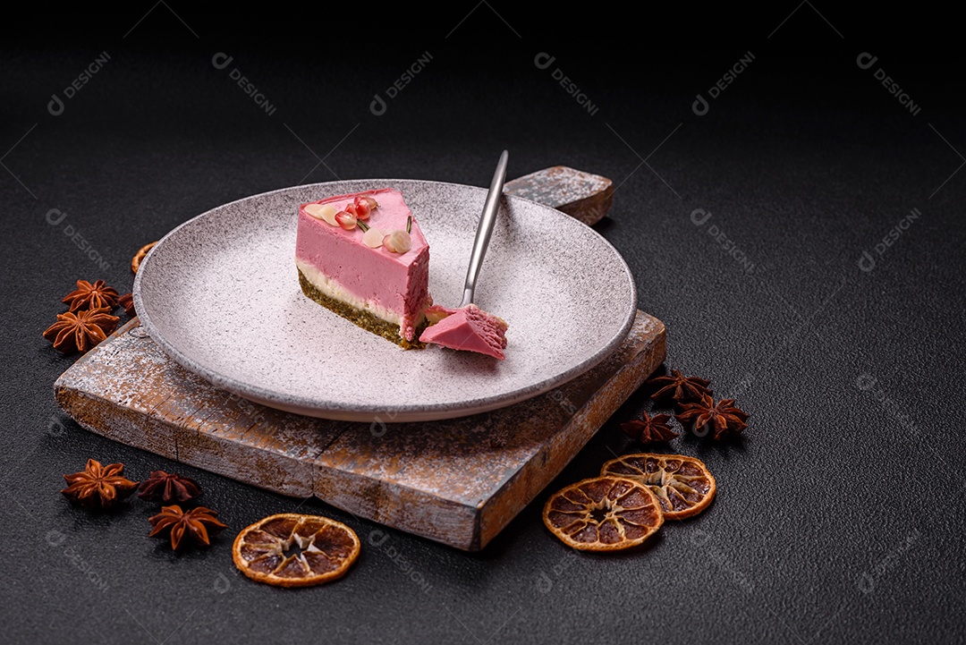 Faita de bolo em uma mesa de concreto