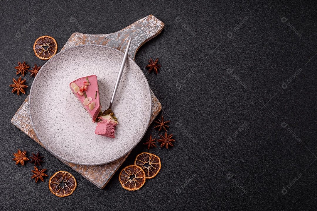 Faita de bolo em uma mesa de concreto