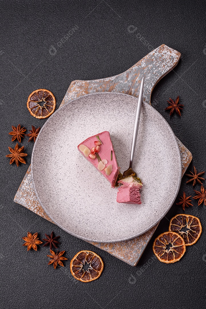 Faita de bolo em uma mesa de concreto