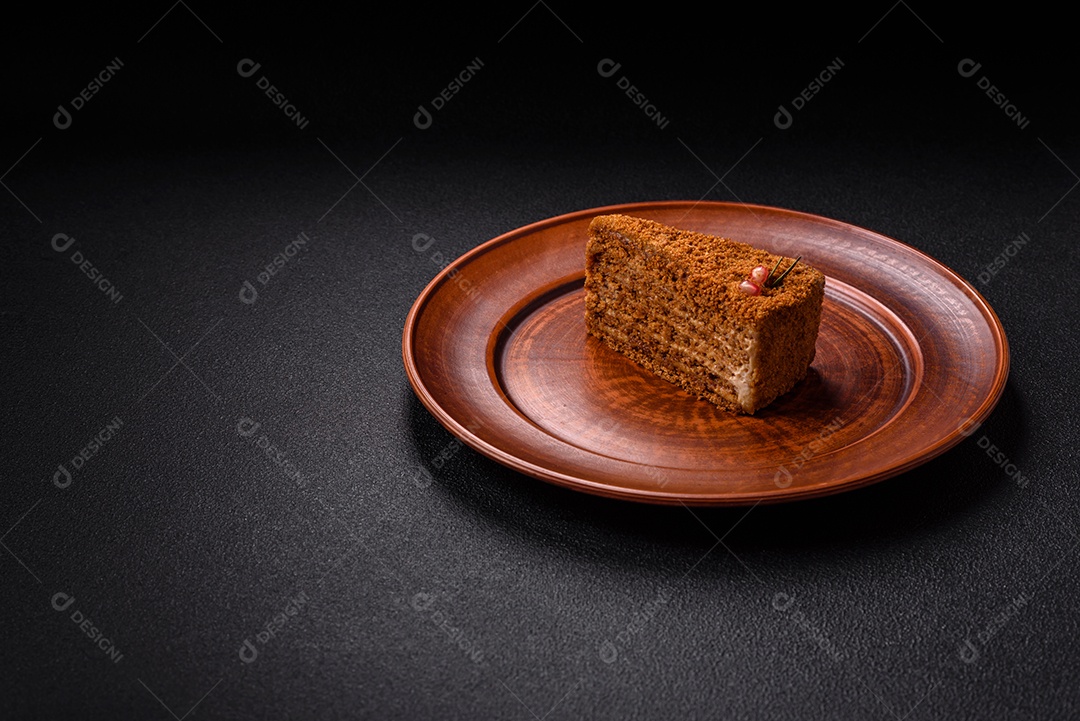 Faita de bolo em uma mesa de concreto