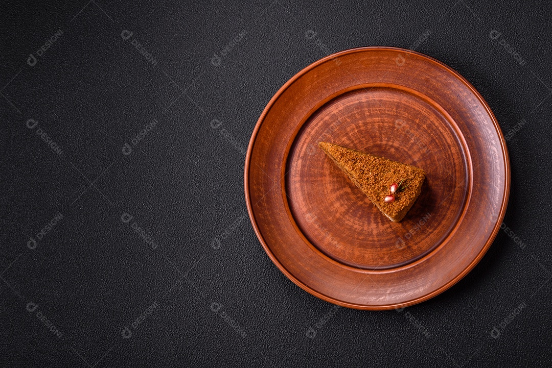 Faita de bolo em uma mesa de concreto