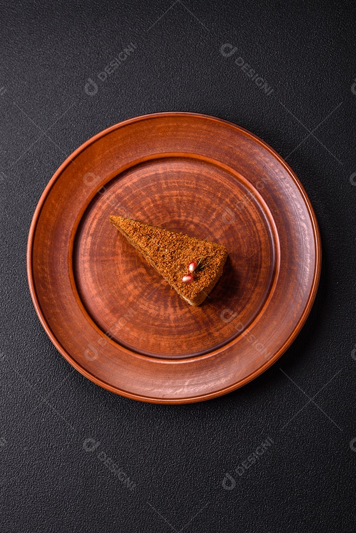 Faita de bolo em uma mesa de concreto