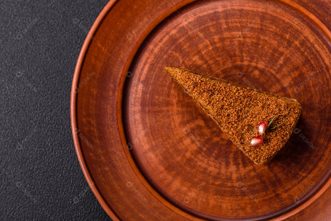 Faita de bolo em uma mesa de concreto