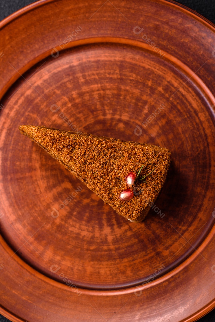 Faita de bolo em uma mesa de concreto