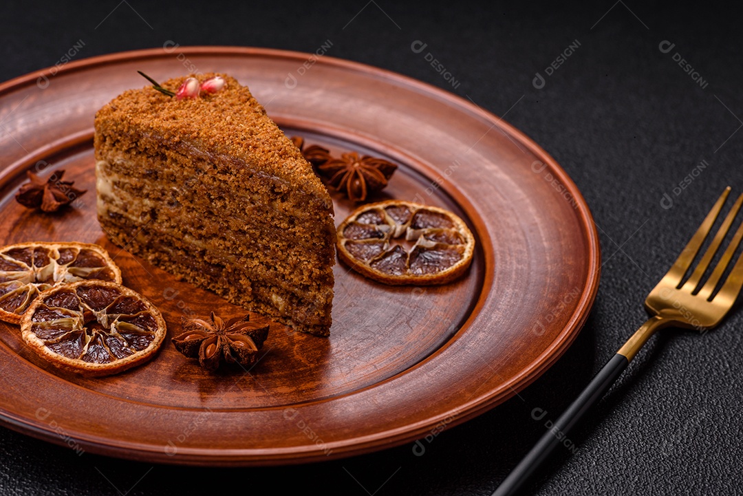 Faita de bolo em uma mesa de concreto