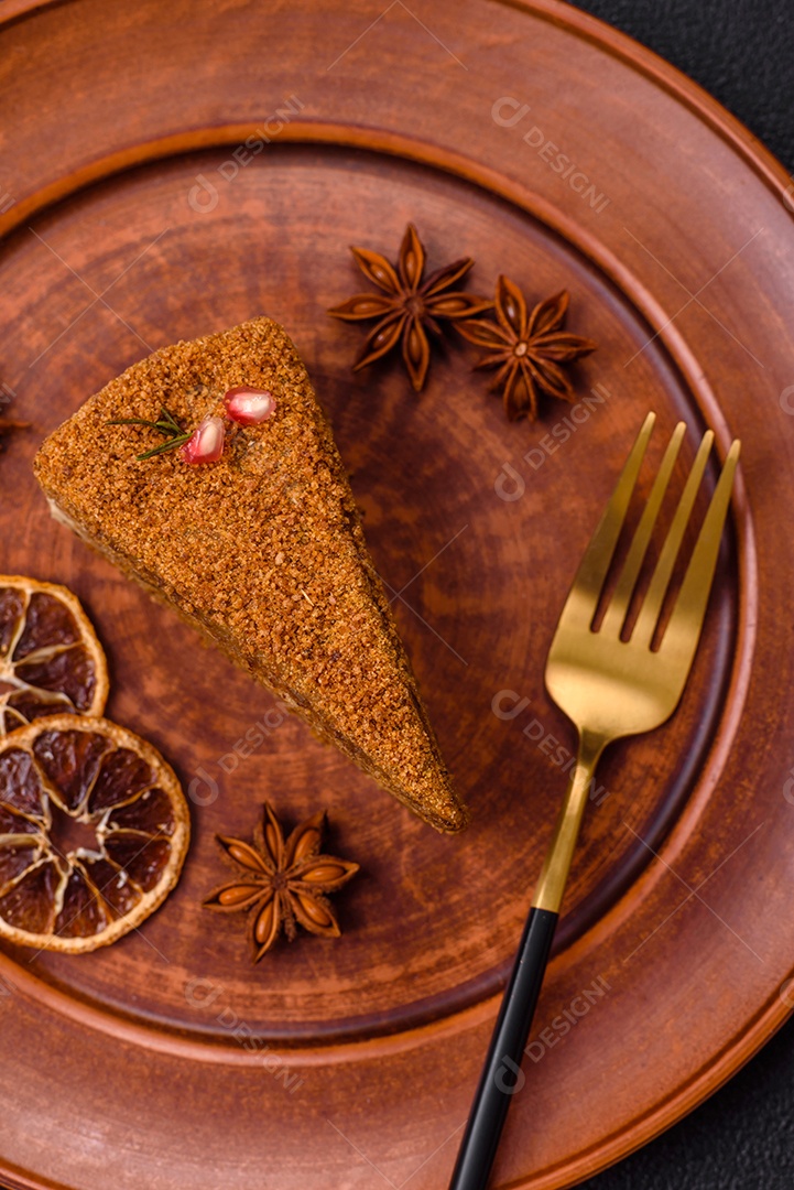 Faita de bolo em uma mesa de concreto