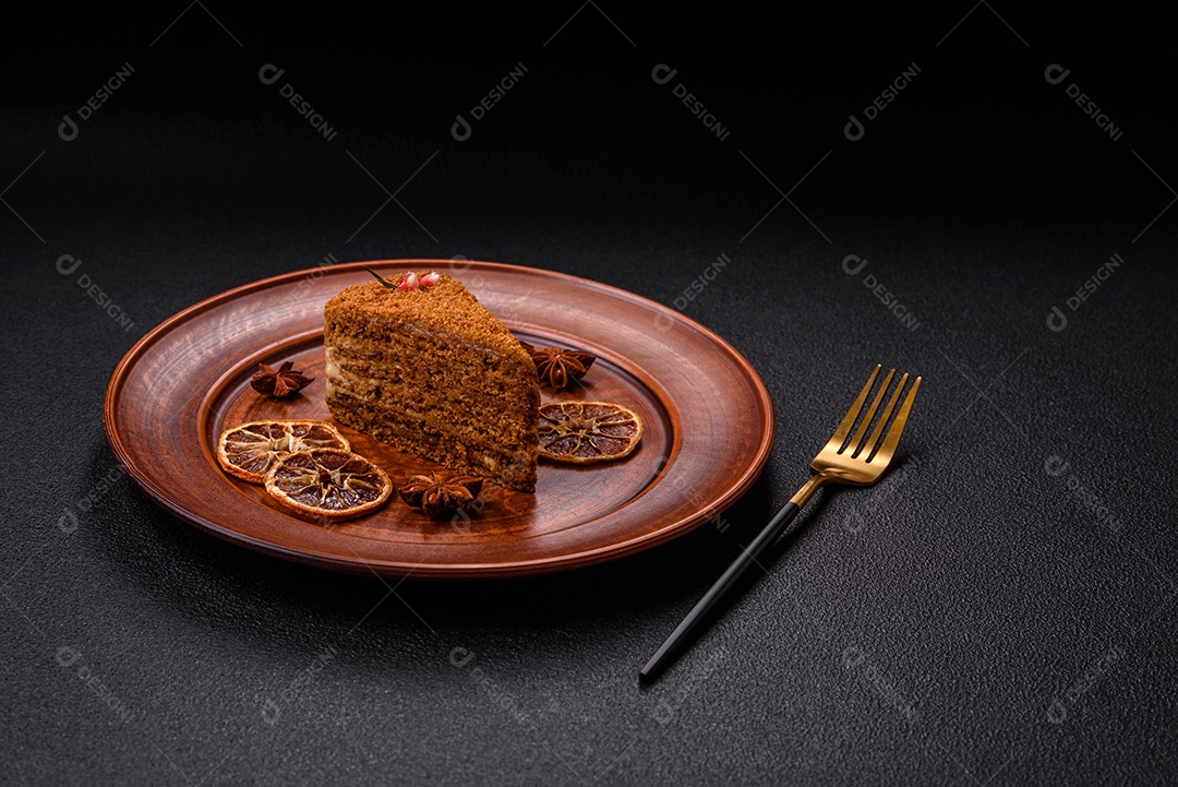 Faita de bolo em uma mesa de concreto