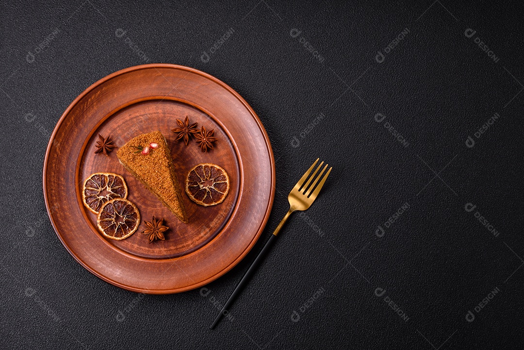 Faita de bolo em uma mesa de concreto