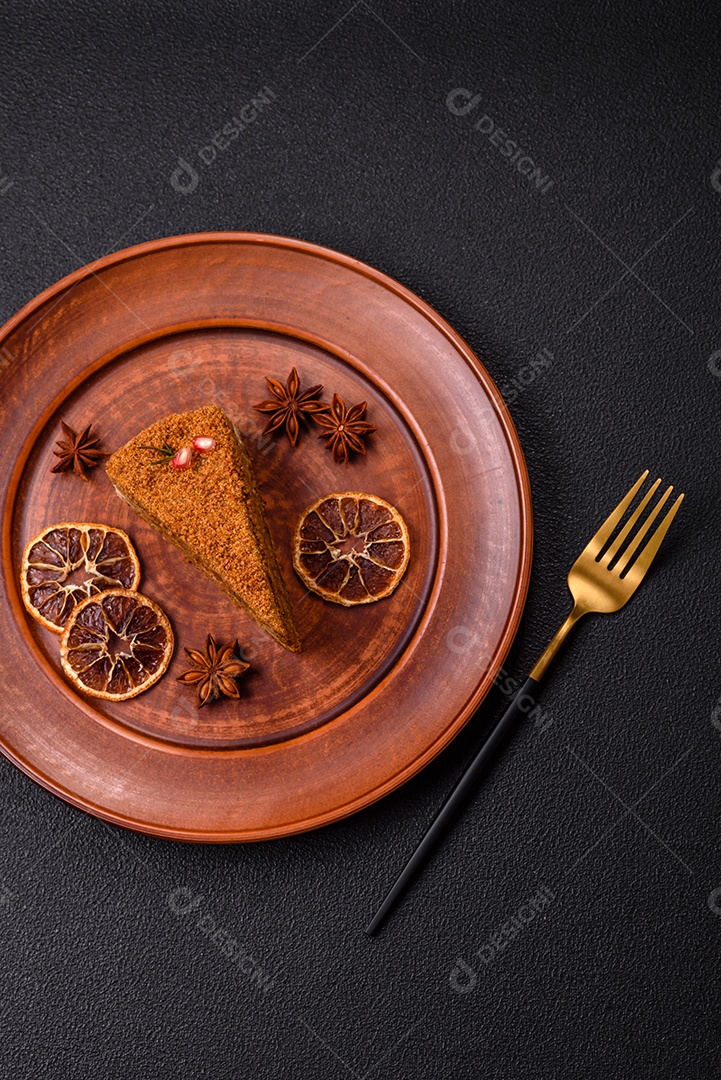 Faita de bolo em uma mesa de concreto