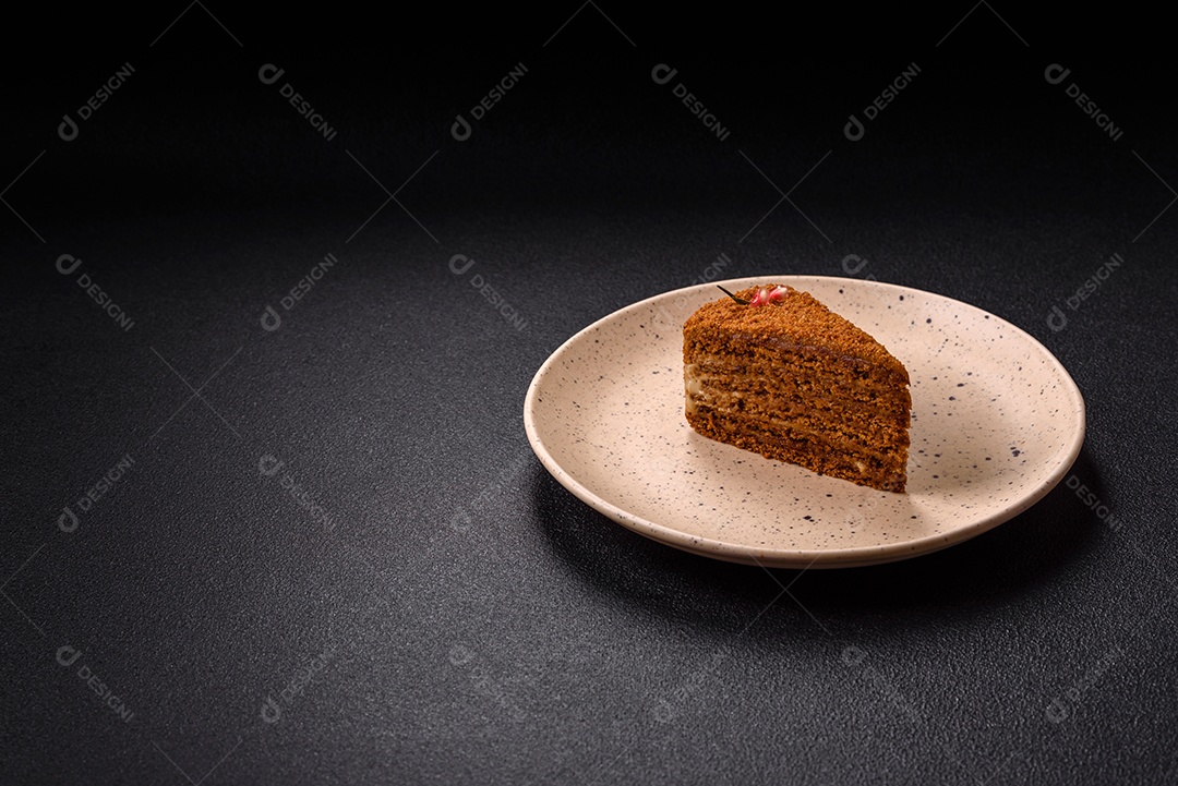 Faita de bolo em uma mesa de concreto