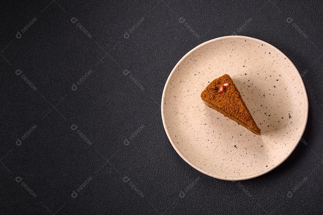 Faita de bolo em uma mesa de concreto