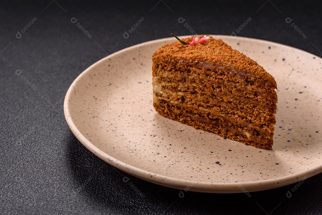 Faita de bolo em uma mesa de concreto