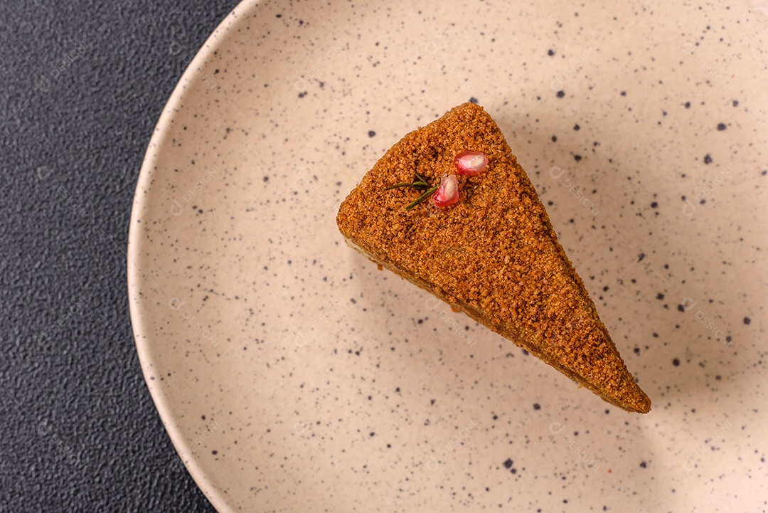 Faita de bolo em uma mesa de concreto