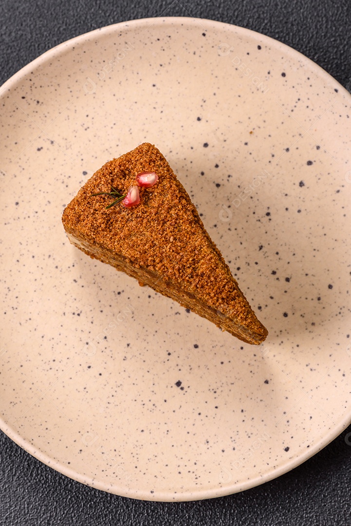 Faita de bolo em uma mesa de concreto