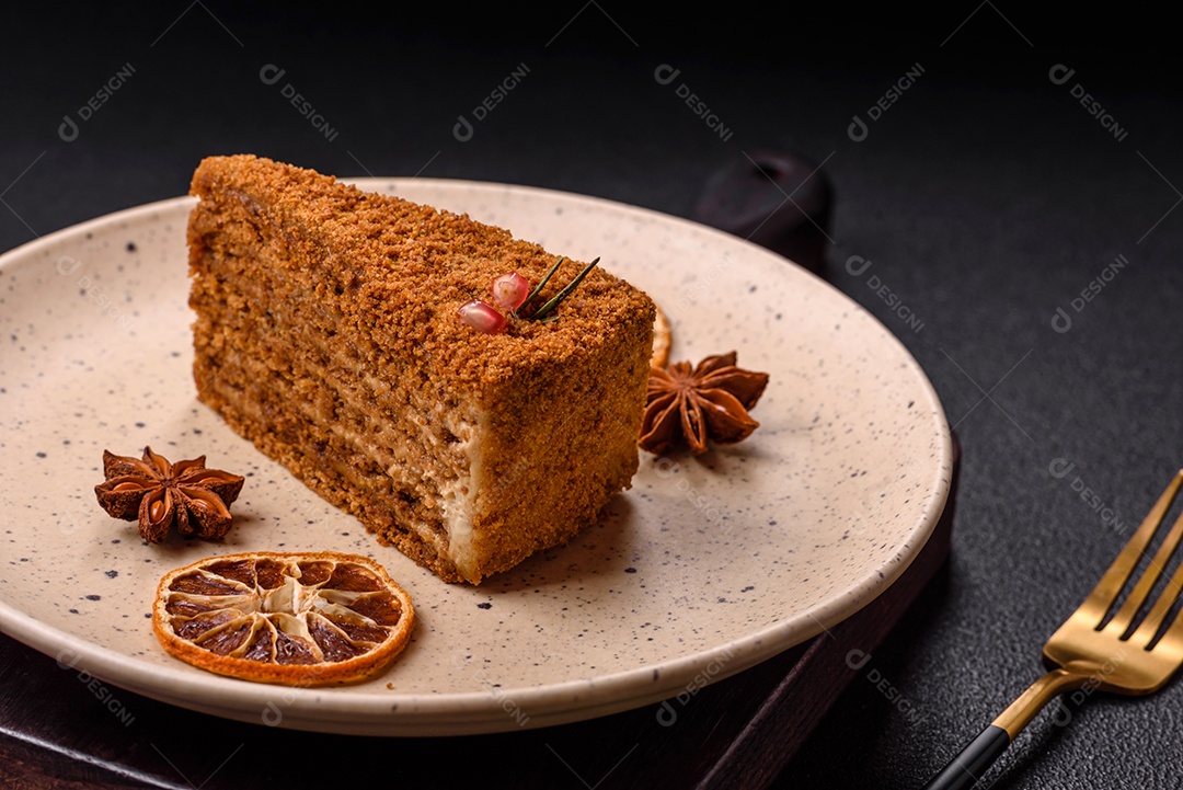 Faita de bolo em uma mesa de concreto