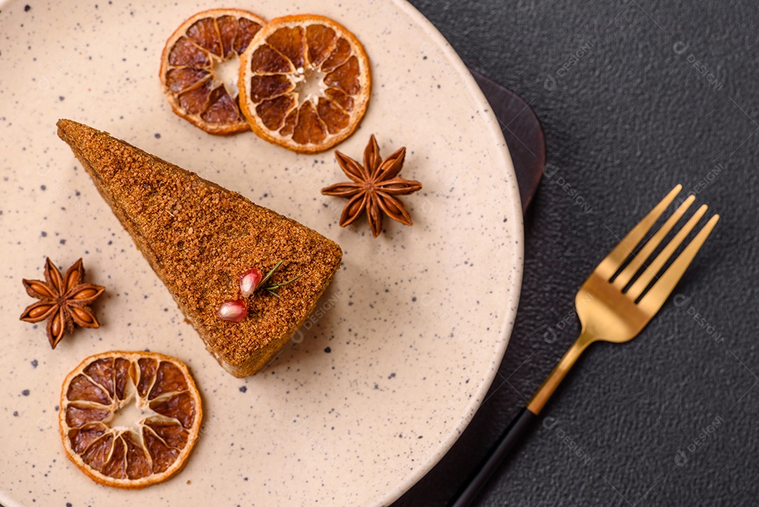 Faita de bolo em uma mesa de concreto