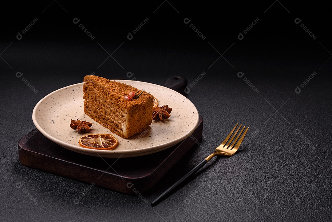 Faita de bolo em uma mesa de concreto