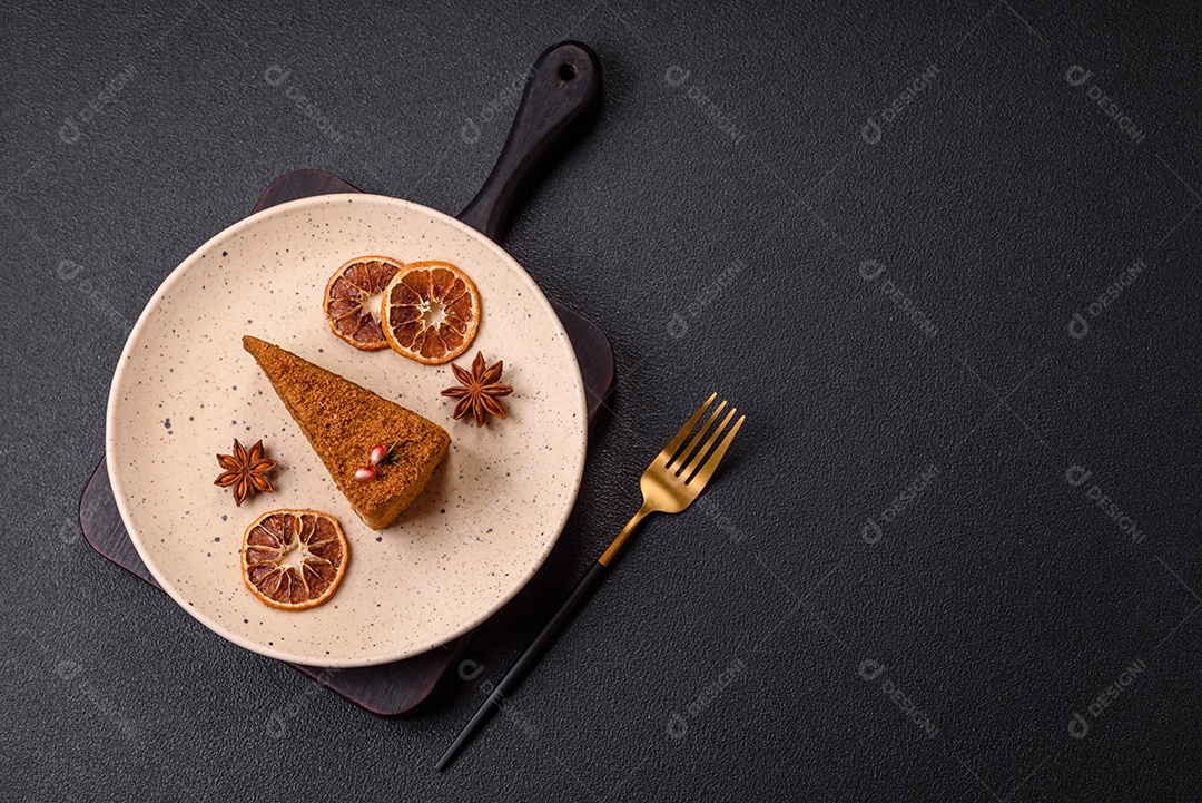 Faita de bolo em uma mesa de concreto
