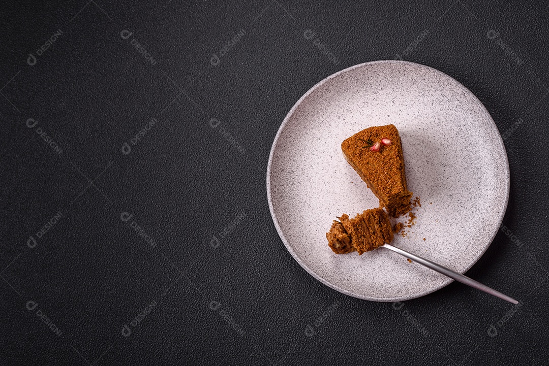 Faita de bolo em uma mesa de concreto