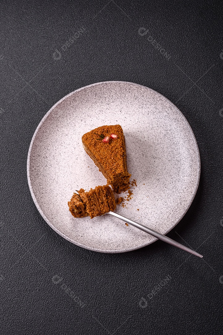 Faita de bolo em uma mesa de concreto