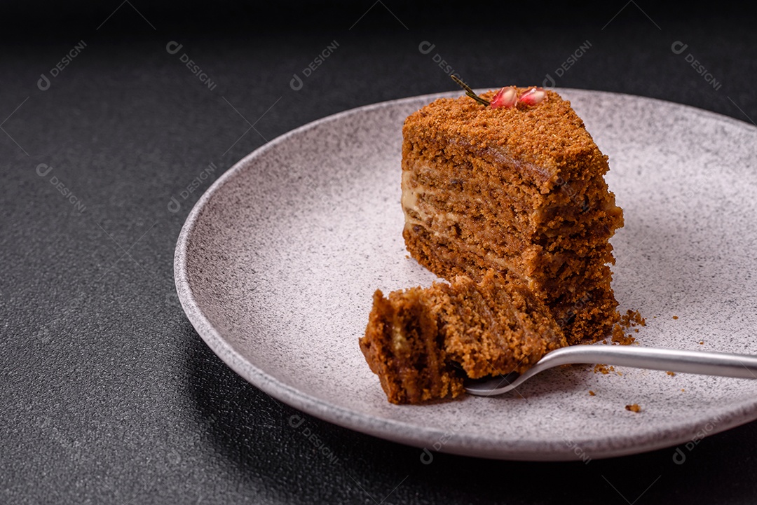 Faita de bolo em uma mesa de concreto
