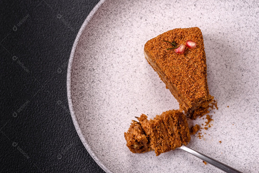 Faita de bolo em uma mesa de concreto